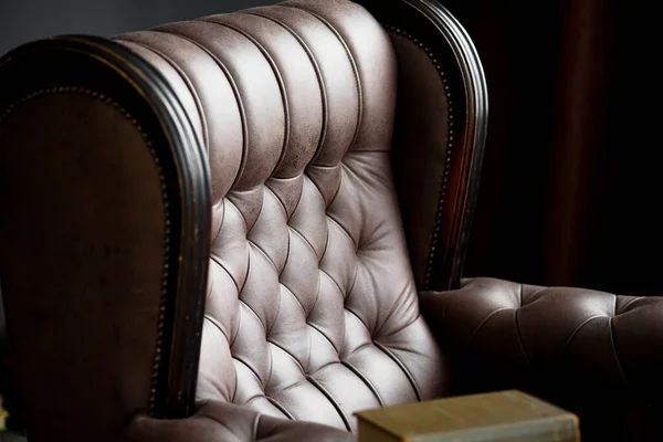 Geleneksel Chesterfield koltuğu. Sandalyedeki kitap..