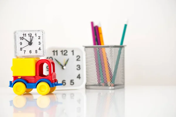 휘황찬란 연필이 유리잔 시계가 장난감 — 스톡 사진