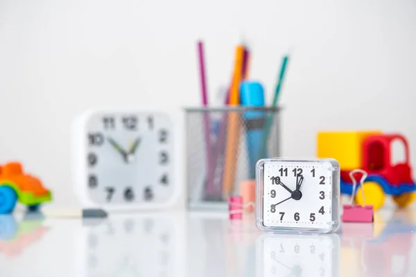 Sullo Sfondo Cancelleria Sfocata Orologi Giocattoli Piccolo Orologio Bianco Con — Foto Stock