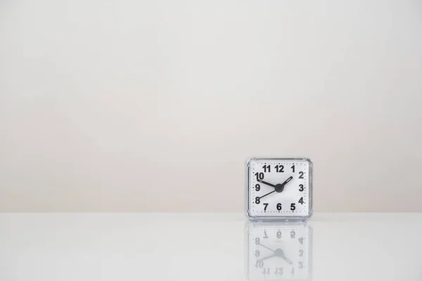 Relógio Branco Quadrado Uma Mesa Branca Gestão Tempo — Fotografia de Stock