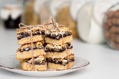 Önünde tatlı olan beyaz bir tabak. Lezzetli bir kahvaltı. Bankalar arka planda odak dışı.