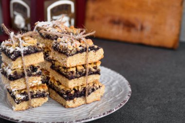 Bisküvi reçelli beyaz tabak. Önplanda şekerlemeler.