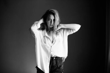 Kız öylesine giyinmiş ve esniyor. BW