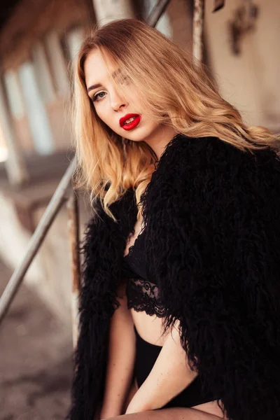 Light Blond Girl Red Lips Eco Fur Coat Sits Street — ストック写真