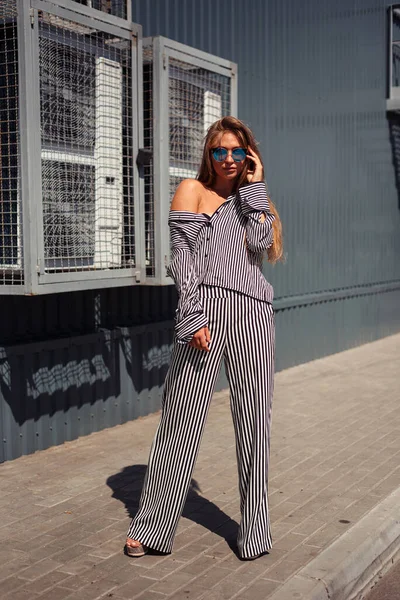 Stadsstijl Ontwerper Kleding Meisje Pyjama Stad Het Shirt Van Schouder — Stockfoto