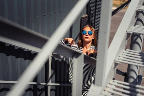 Meisje Met Bril Kijkt Omhoog Foto Van Een Meisje Door — Stockfoto