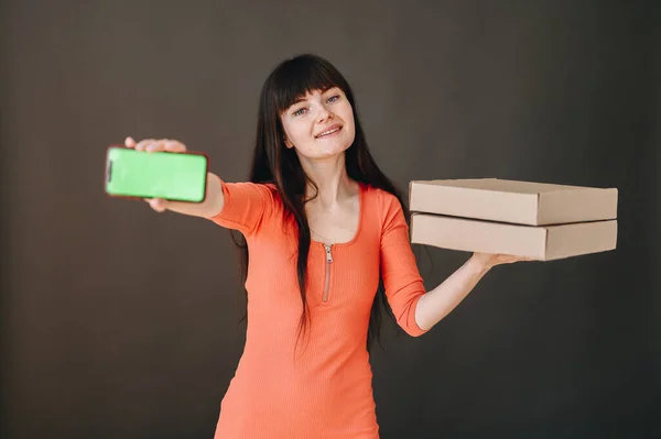 Κορίτσι Δείχνει Την Πράσινη Οθόνη Του Τηλεφώνου Κρατώντας Κουτιά Παράδοσης — Φωτογραφία Αρχείου