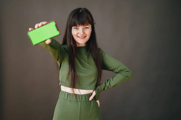 Κορίτσι Χαμογελά Ευρέως Απλωμένο Χέρι Στο Οποίο Τηλέφωνο Μια Πράσινη — Φωτογραφία Αρχείου