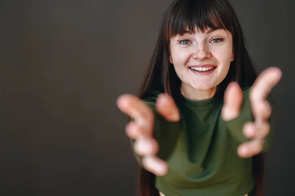 Close Portrait Young Brunette Woman Freckles Her Face Who Reaches — Φωτογραφία Αρχείου