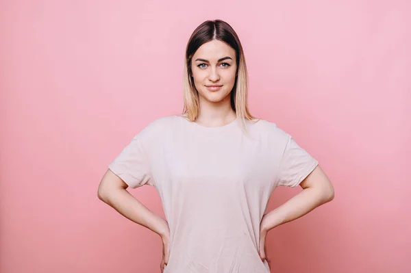 Une Fille Moderne Vêtements Décontractés Tient Debout Avec Ses Mains — Photo