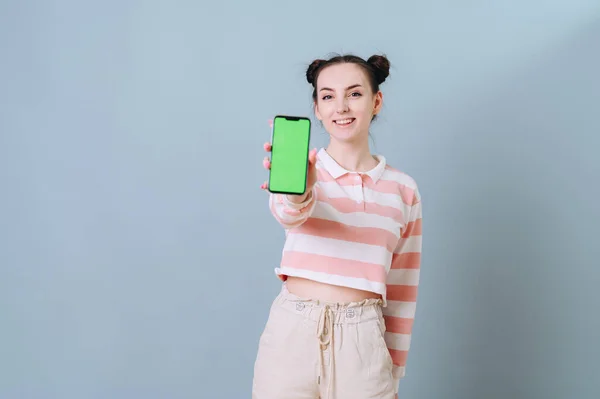Portrait Caucasian Girl Showing Mobile Phone Application One Hand Green — Φωτογραφία Αρχείου
