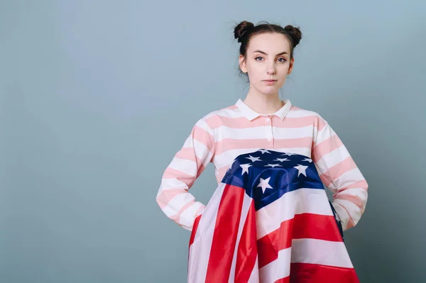 Νεαρό Κορίτσι Μια Σοβαρή Έκφραση Στο Πρόσωπό Της Μια Αμερικανική — Φωτογραφία Αρχείου
