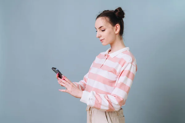 Moderní Puberťačka Houskami Hlavě Podívá Telefon Komunikuje Přáteli Koncept Sociální — Stock fotografie