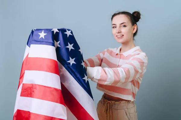 Εθελοντικό Κορίτσι Αμερικανική Σημαία Ένα Απομονωμένο Μπλε Φόντο Ένα Χαριτωμένο — Φωτογραφία Αρχείου