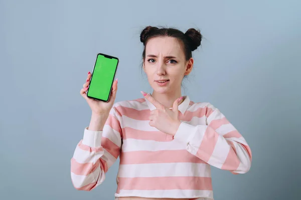 Mladá Dívka Telefonem Ruce Legračním Účesem Zelenou Obrazovkou Mobilního Telefonu — Stock fotografie
