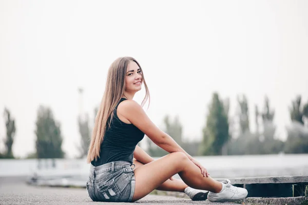 Uma Mulher Senta Chão Passa Seu Tempo Livre Respirando Fresco — Fotografia de Stock