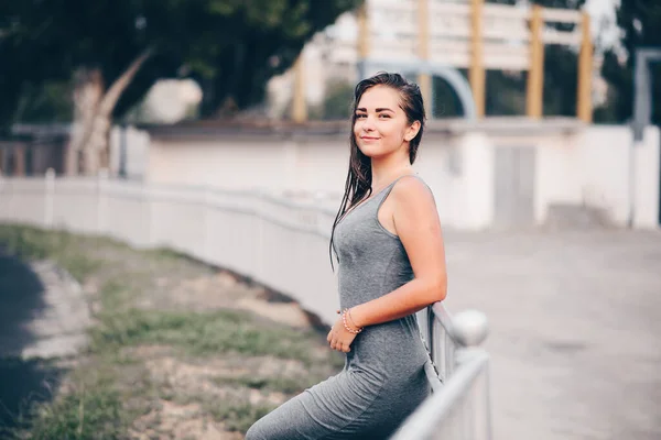 Uma Menina Vestido Cinza Uma Cabeça Molhada Fica Lado Contra — Fotografia de Stock