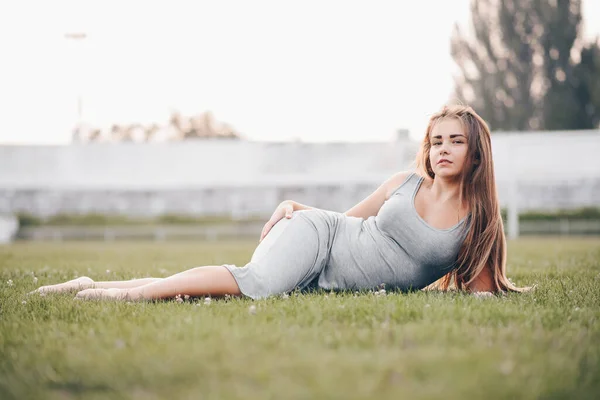 Ein Junges Studentisches Mädchen Liegt Auf Dem Gras Ihrer Seite — Stockfoto
