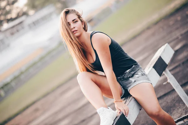 Oblique Photo Girl Who Sits Street All Her Hair Thrown — Stock Photo, Image