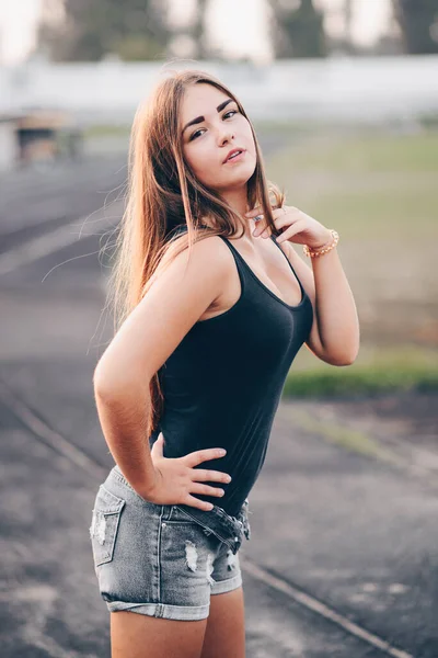 Menina Com Cabelos Longos Camiseta Preta Puxou Estômago Para Dentro — Fotografia de Stock