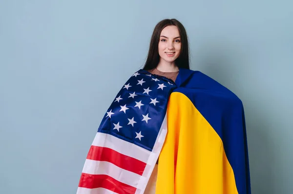 Una Chica Con Pelo Castaño Sobre Fondo Azul Con Una —  Fotos de Stock