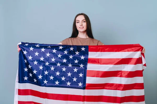 Ένα Νεαρό Κορίτσι Απλά Ρούχα Κρατά Μια Αμερικανική Σημαία Στα — Φωτογραφία Αρχείου