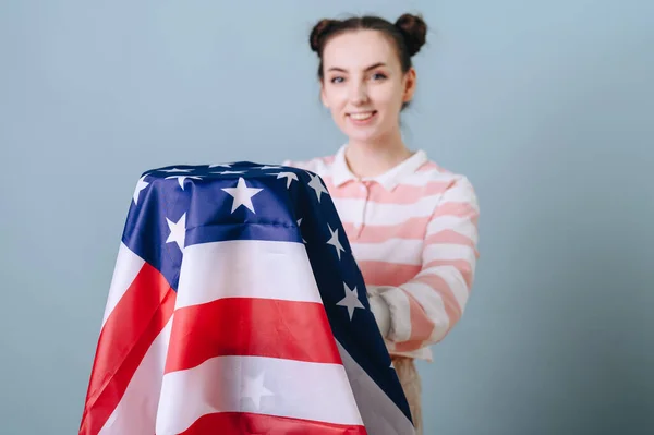 Φωτογραφία Πορτρέτο Ενός Χαριτωμένο Χαριτωμένο Κορίτσι Κρατώντας Μια Αμερικανική Σημαία — Φωτογραφία Αρχείου