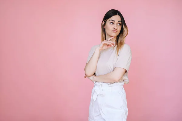 Menina Com Uma Expressão Descontente Dobrou Mãos Olha Para Lado — Fotografia de Stock