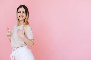 Pembe arka plandaki bir kadın, sınıfı elleriyle gösterir ve kameraya bakar. Metin için bir sürü boş alan
