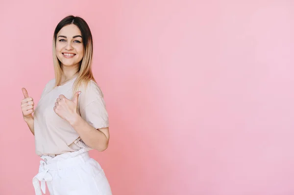 Pembe arka plandaki bir kadın, sınıfı elleriyle gösterir ve kameraya bakar. Metin için bir sürü boş alan