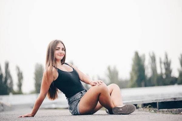 Girl Sits Cross Legged Summer Road Looks Camera Girl Path — Stock Photo, Image