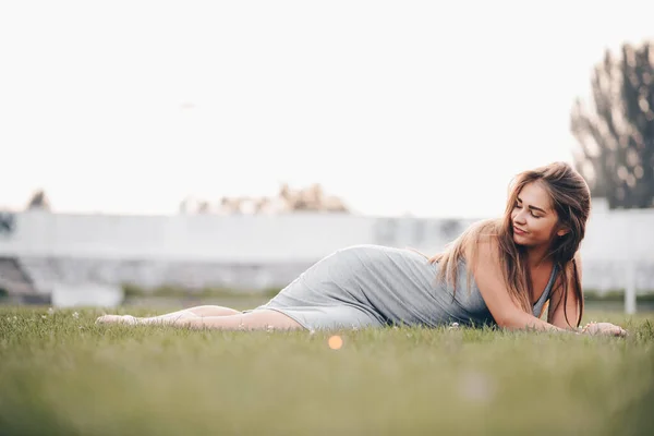 Une Jeune Fille Allonge Sur Herbe Comme Une Déesse Regarde — Photo