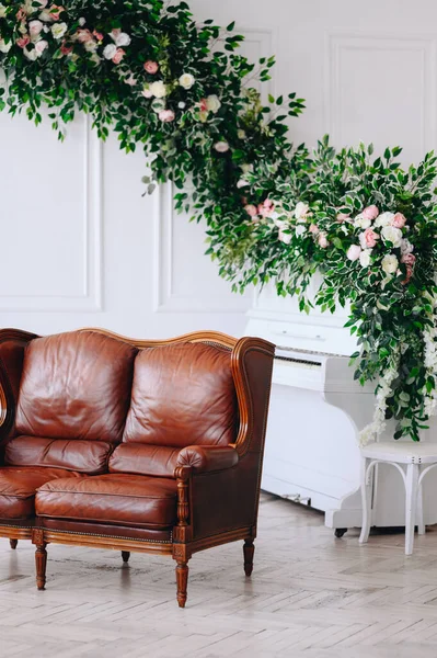 Stylový Interiér Pokoje Krásnou Kompozicí Květin Zeleně Pozadí Kůže Vintage — Stock fotografie