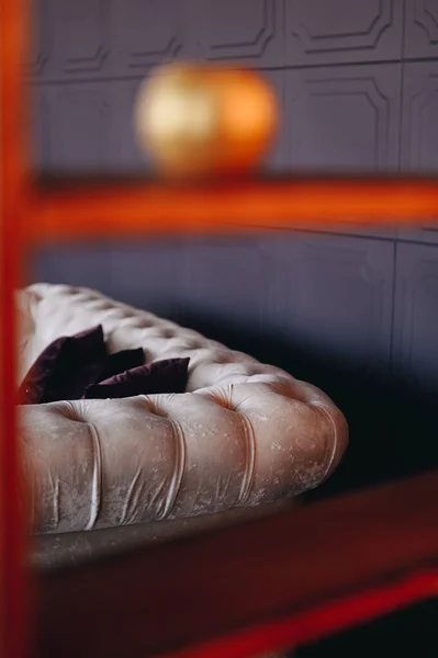 Weißes Chesterfield Sofa Karminroter Innenansicht Fotografie Durch Objekte — Stockfoto