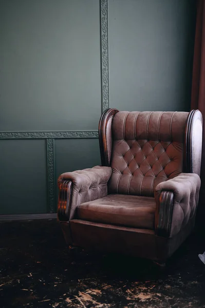 Vertikales Foto Eines Braunen Polsterstuhls Mit Schlips Sessel Der Nähe — Stockfoto