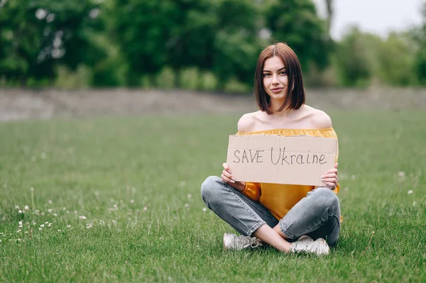 Chica Joven Sienta Hierba Verde Pide Salvar Ucrania Guerra Siglo —  Fotos de Stock