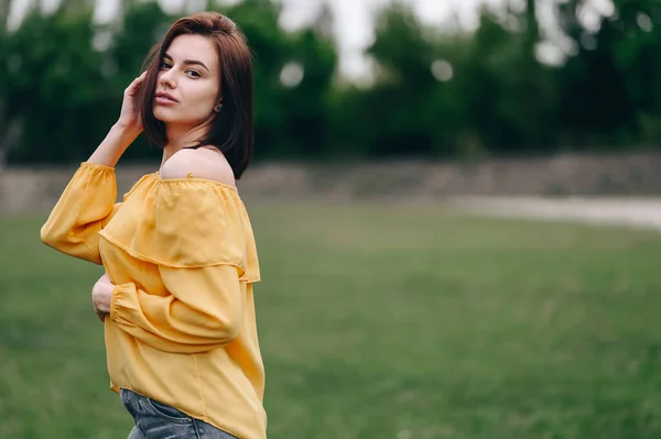 Una Foto Horizontal Una Morena Blusa Amarilla Sobre Fondo Naturaleza — Foto de Stock