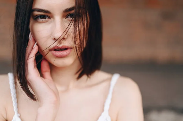 Gran Retrato Horizontal Una Chica Sin Maquillaje Mira Cámara Mano — Foto de Stock