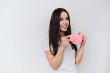 Çekici bir bayanın sosyal mesafeyi koruduğu solunum cihazı, yüz maskesi, soyutlanmış beyaz arka plan rengi kullanarak temas kuranları görmezden geldiği fotoğraf.