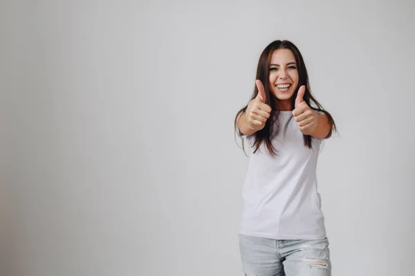 Una Chica Feliz Con Una Amplia Sonrisa Levanta Sobre Fondo —  Fotos de Stock