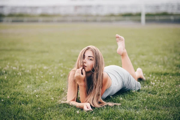 Das Mädchen Liegt Einem Grauen Strickkleid Auf Dem Gras Sieht — Stockfoto