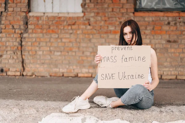 Chica Está Desesperada Pide Ayuda Para Salvar Ucrania Espacio Libre —  Fotos de Stock
