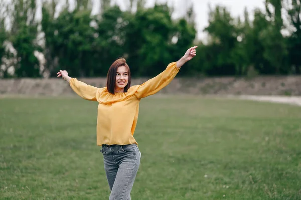 Ein Fröhliches Mädchen Gelben Hemd Breitet Die Arme Zur Seite — Stockfoto
