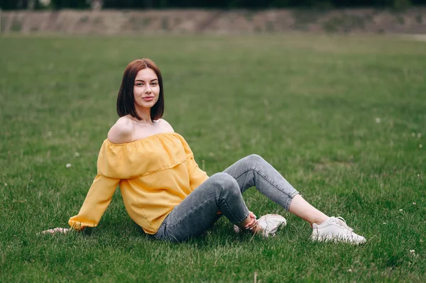 Ein Zufriedenes Junges Mädchen Mit Einem Quadrat Sitzt Der Natur — Stockfoto