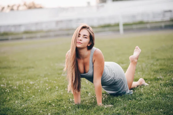 Das Mädchen Liegt Grauen Strickkleid Gras Genießt Das Leben Erwacht — Stockfoto