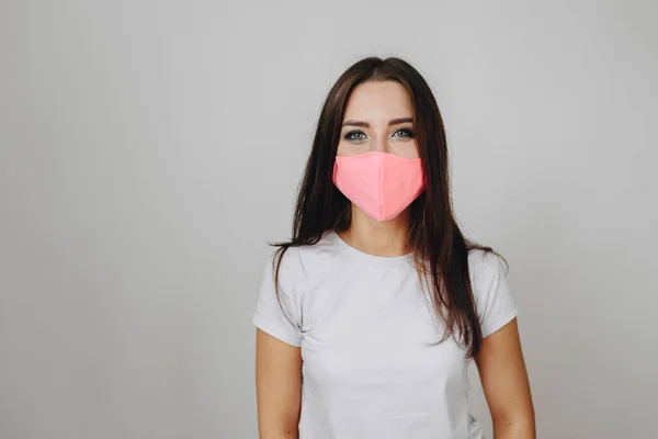 Girl Plain White Background Stands Pink Mask White Shirt Looks — Stock Photo, Image