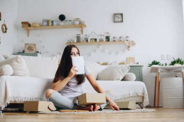 Genç bir kız mutfakta çalışıyor, yerde, yüzünü bir defterle kapatıyor. Defterin altından bak. İşten uzaklaşma kavramı..