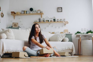 Genç kız evin penceresinden dışarı bakmayı düşündü. Serbest çalışan adam evden çalışıyor. Kızın çalıştığı yer mutfaktaki ev..