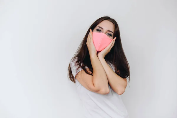 Uma Menina Fundo Branco Com Cabelo Fluindo Uma Máscara Rosa — Fotografia de Stock