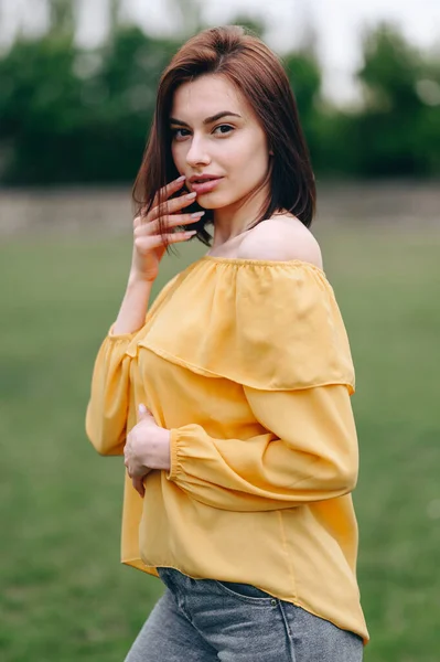 Verticaal Portret Van Een Meisje Een Gele Blouse Tegen Een — Stockfoto